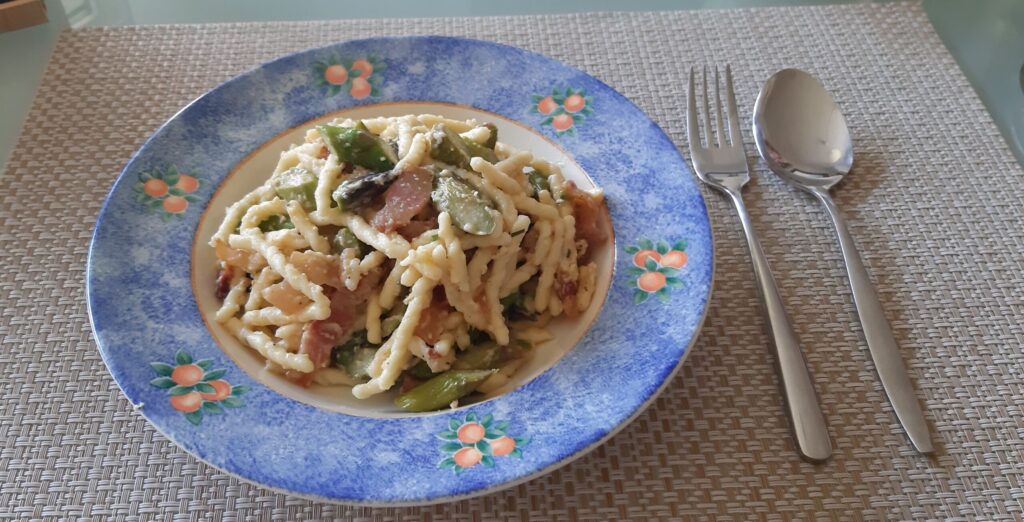 Trofie met groene asperges en guanciale