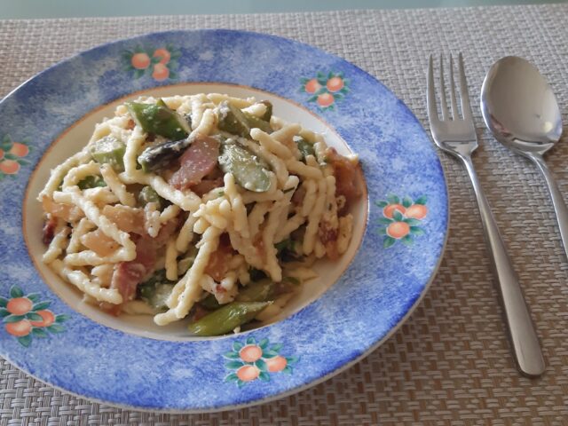 Trofie met groene asperges en guanciale