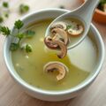 Tuinkruidensoep met champignons en bosuitjes