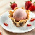Tulpje gevuld met ganache en aardbeiensorbet