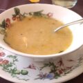 Uiensoep met gesmolten brie
