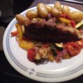 Varkenshaas op een bedje gegrilde groenten
