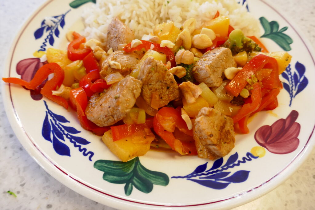 Varkenshaasje met ananas, paprika, broccoli en cashewnoten