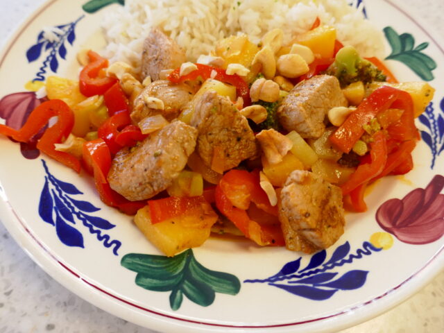 Varkenshaasje met ananas, paprika, broccoli en cashewnoten