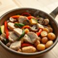 Varkenshaasroerbak met groenten en roomsaus