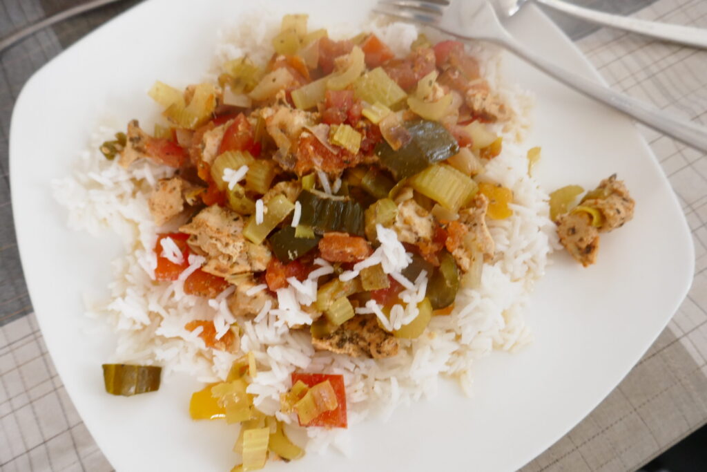 Veelkleurige groenteschotel met kip uit de Römertopf