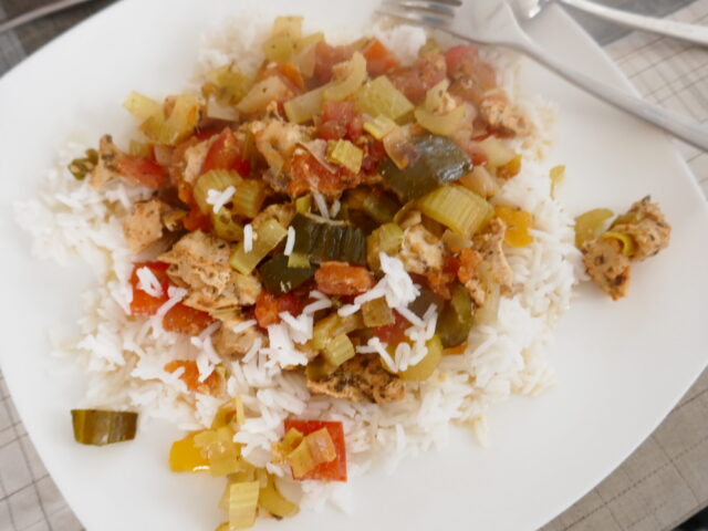 Veelkleurige groenteschotel met kip uit de Römertopf
