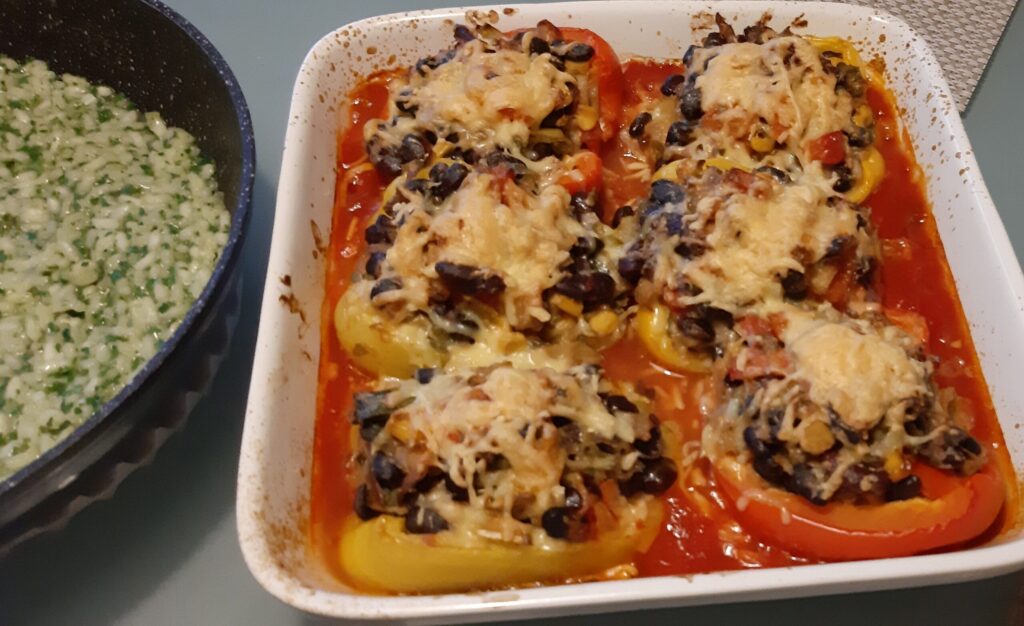 Vegetarische Mexicaanse gevulde paprika's met zwarte bonen