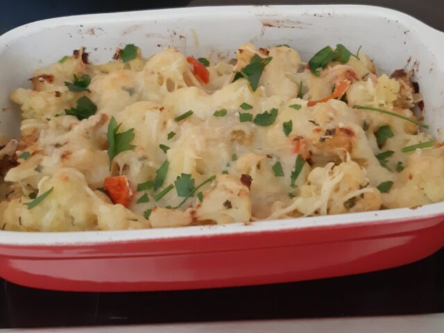 Bloemkoolschotel met aardappel, paprika, prei en roomkaas