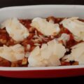 Vegetarische ovenschotel met champignons, courgette en tomaat, afgedekt met mozzarella