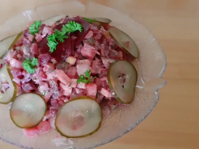 Vegetarische rode bietensalade