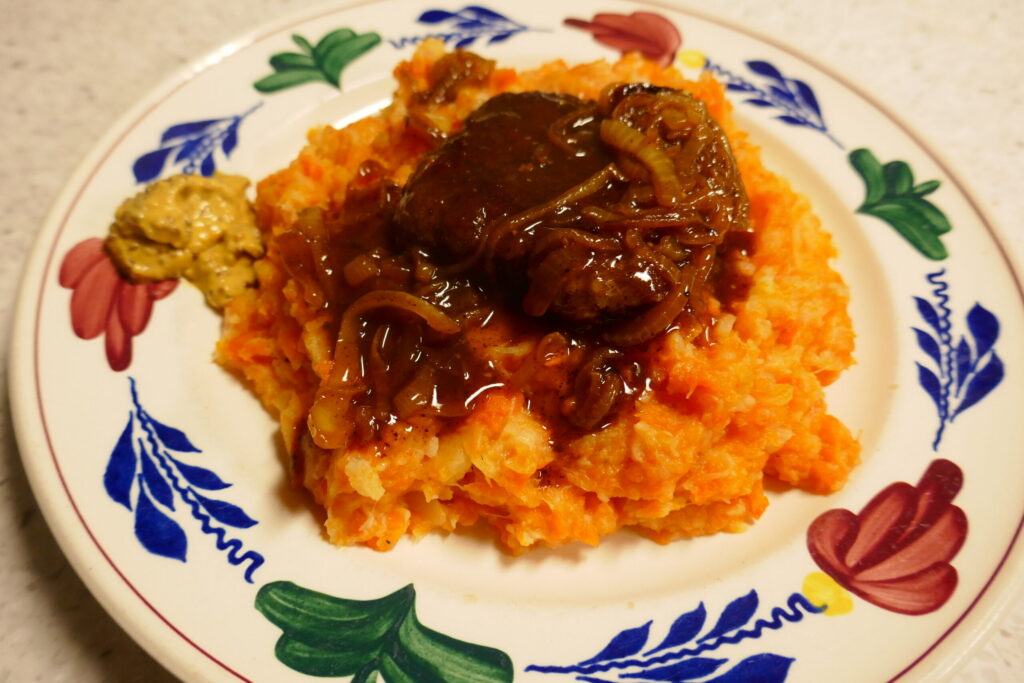 Verrassend lekkere Pastinaak Wortelstamppot met een gehaktplak en uienjus