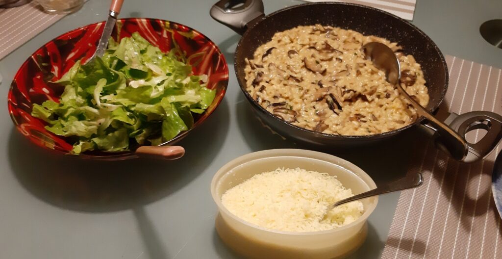 Verrukkelijke romige risotto met gemengde paddenstoelen