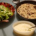 Verrukkelijke romige risotto met gemengde paddenstoelen