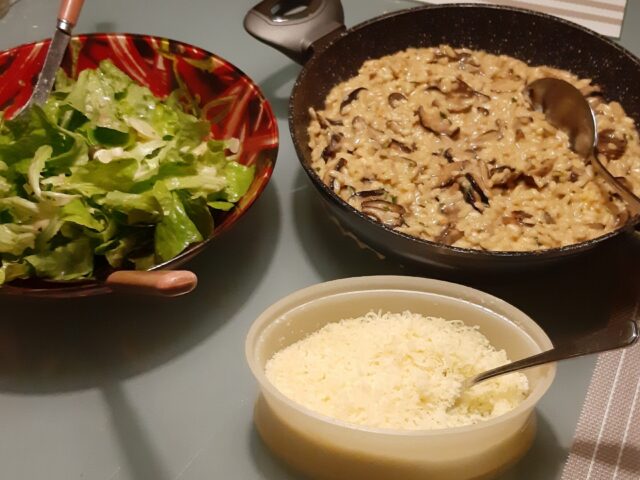 Verrukkelijke romige risotto met gemengde paddenstoelen