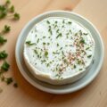 Verse geitenkaas met tuinkruiden en knoflook