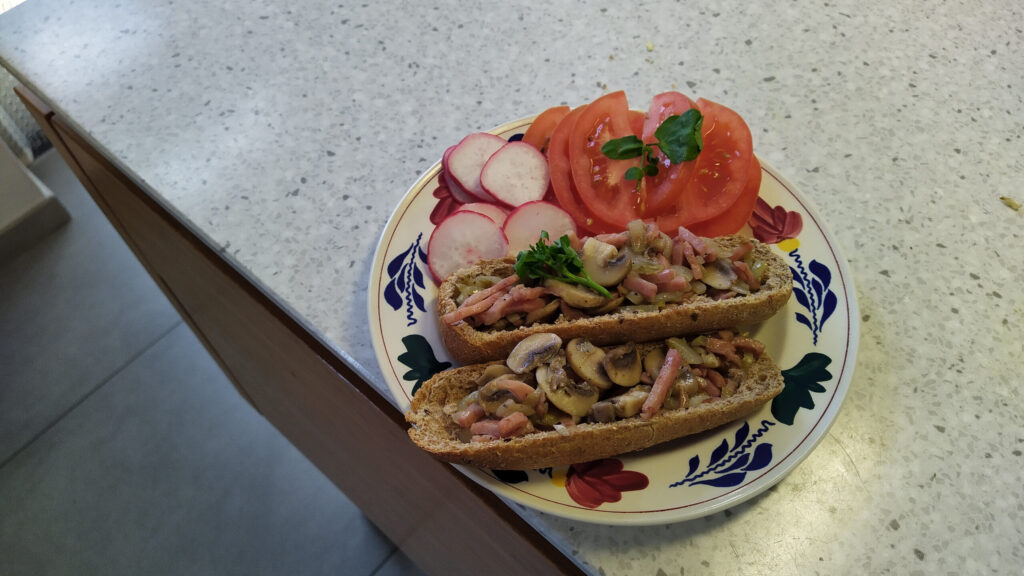 Volkoren schuitje met witlof, champignons en ham