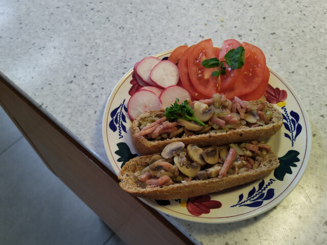 Volkoren schuitje met witlof, champignons en ham