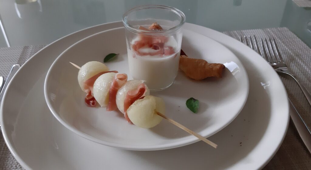 Voogerecht met drie hapjes van meloen en Serranoham