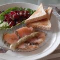 Voorgerecht van gravad lax met rode bietjes en een honing-mosterd-dillesaus