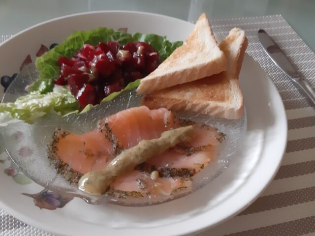 Voorgerecht van gravad lax met rode bietjes en een honing-mosterd-dillesaus