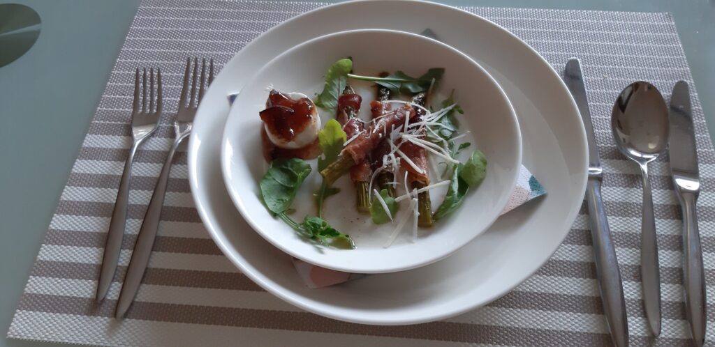 Voorgerecht van groene asperges met Parmaham en geitenkaas met vijgenjam