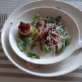 Voorgerecht van groene asperges met Parmaham en geitenkaas