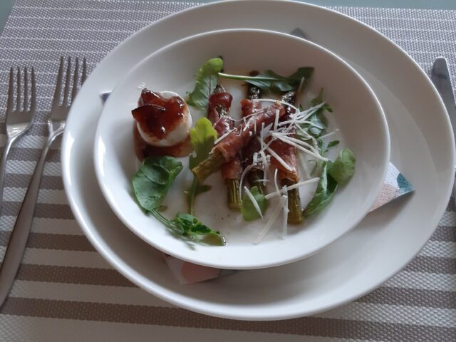 Voorgerecht van groene asperges met Parmaham en geitenkaas