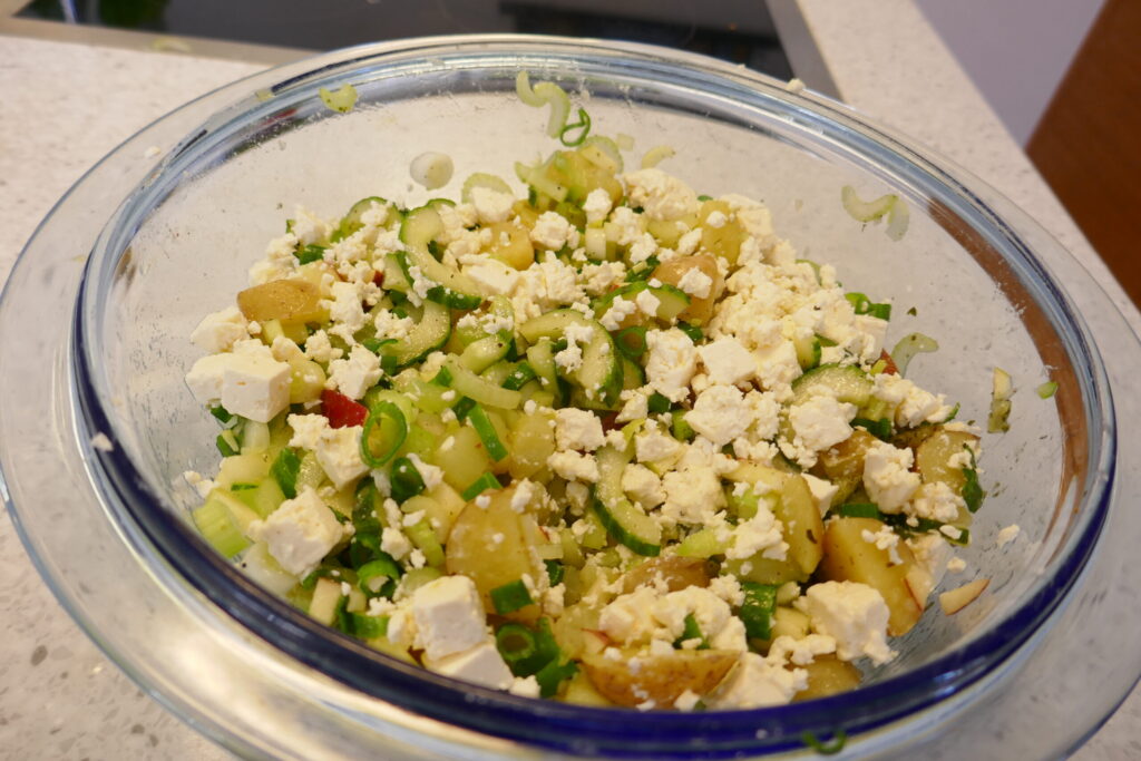 Warme dagen salade met groentjes en feta