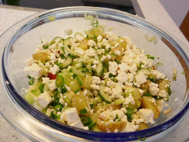 Warme dagen salade met groentjes en feta