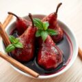 Wijnstoofpeertjes met creme de cassis