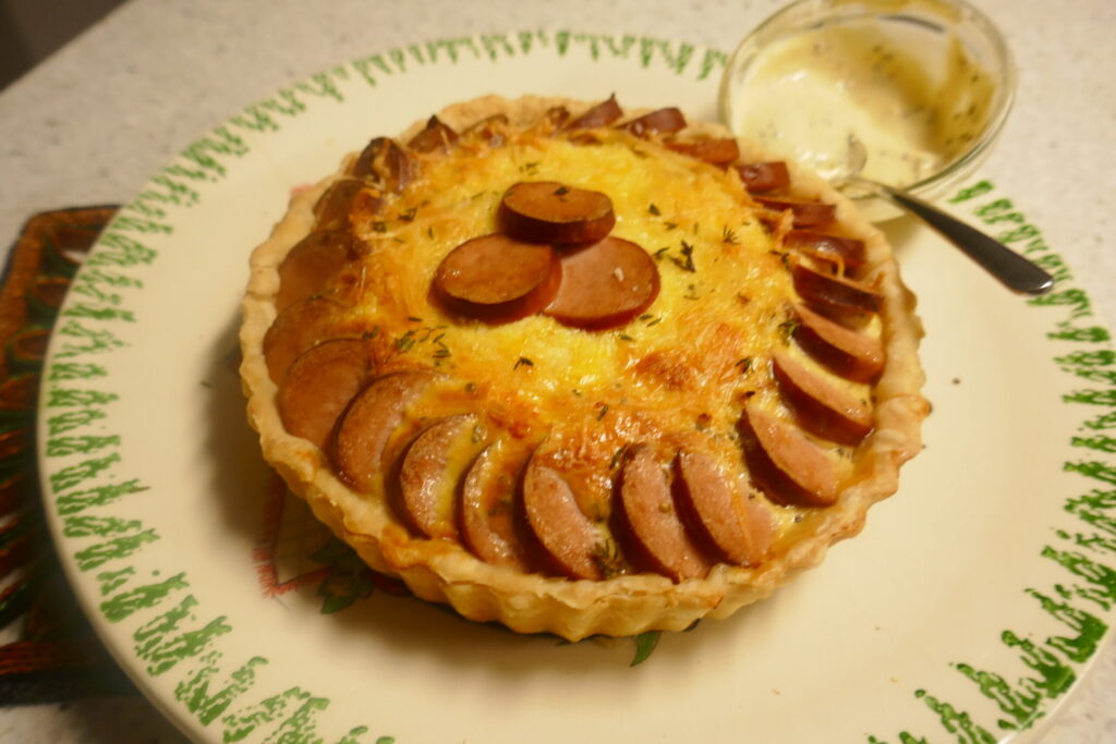 Winterwarme zuurkooltaart met pancetta en rookworst