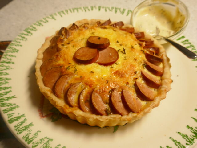Winterwarme zuurkooltaart met pancetta en rookworst
