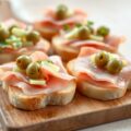 Witbrood met parmaham, selderijsalade en olijf