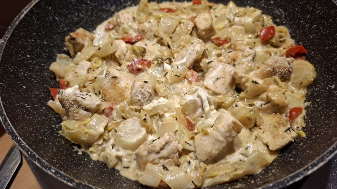 Witlof met kalkoenreepjes in een romige honing-mosterdsaus met tijm