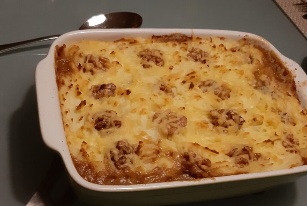 Witlofovenschotel met champignons en aardappelpuree met magor (gormas) en walnoten