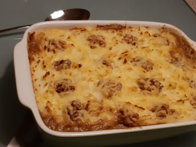 Ovenschotel witlof met champignons en aardappelpuree gemengd met magor (gormas) en walnoten