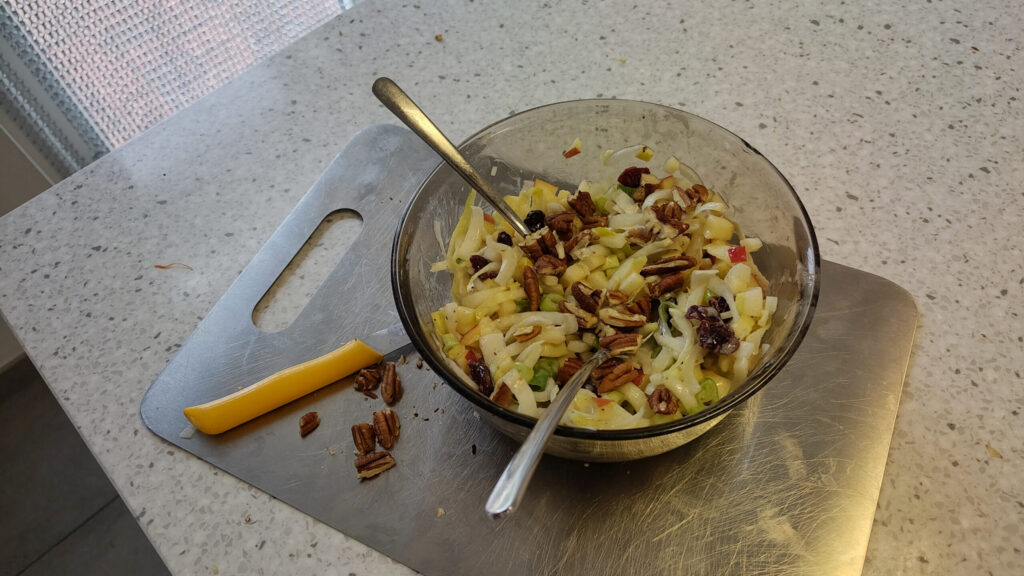 Witlofsalade met appel en pecannoten