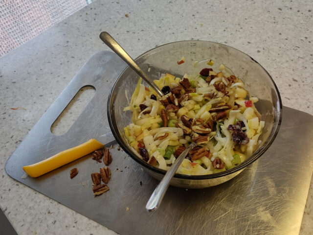 Witlofsalade met appel en pecannoten