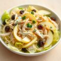 Witlofsalade met appel, gerookte kip en rozijnen