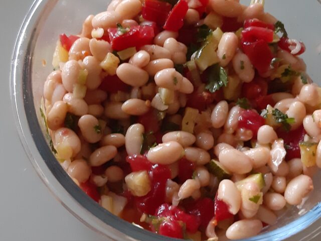 Witte bonensalade met gebakken courgette en tomaat