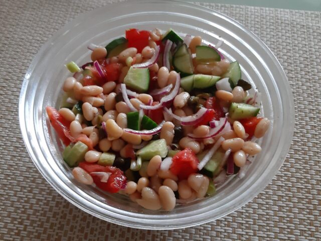 Witte bonensalade met komkommer, tomaat, kappertjes en rode ui