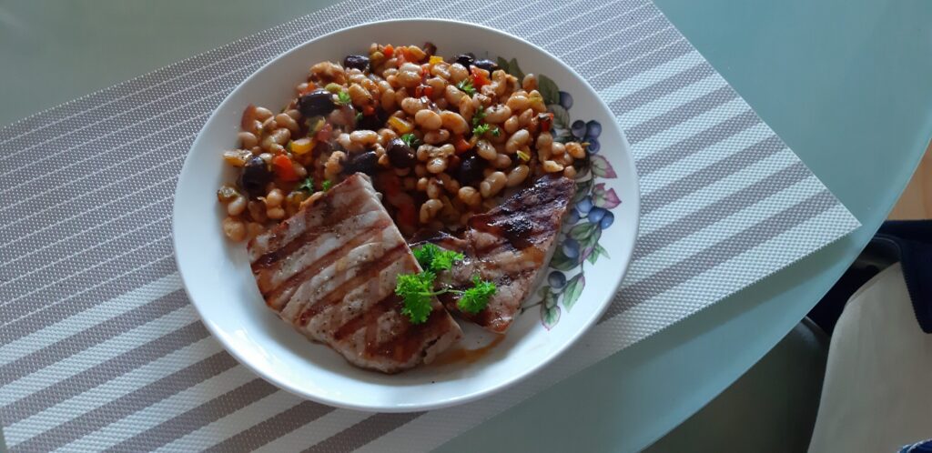 Witte bonenschotel met gegrilde tonijnsteak