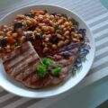 Witte bonenschotel met gegrilde tonijnsteak