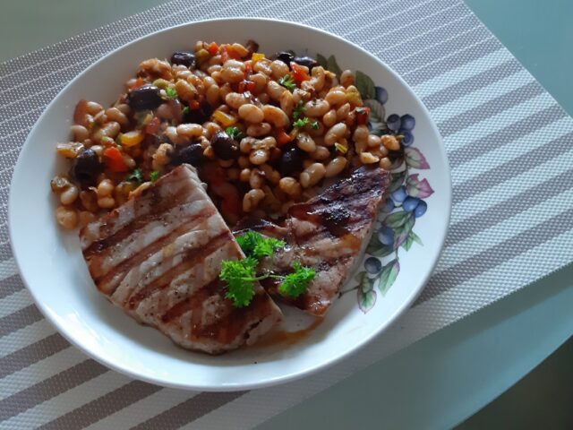 Witte bonenschotel met gegrilde tonijnsteak