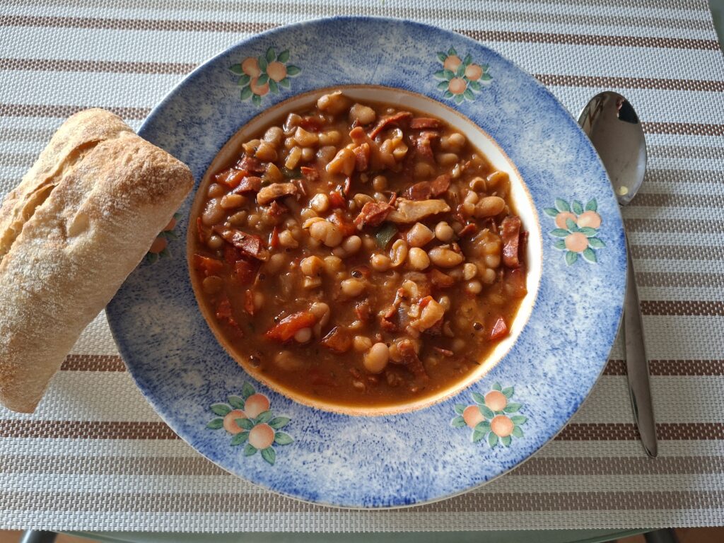Spaanse witte bonensoep met paprika en chorizo