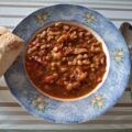 Spaanse witte bonensoep met paprika en chorizo