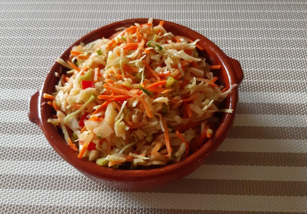 Wortel-witte koolsalade met een Aziatische dressing