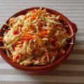 Wortel-witte koolsalade met een Aziatische dressing