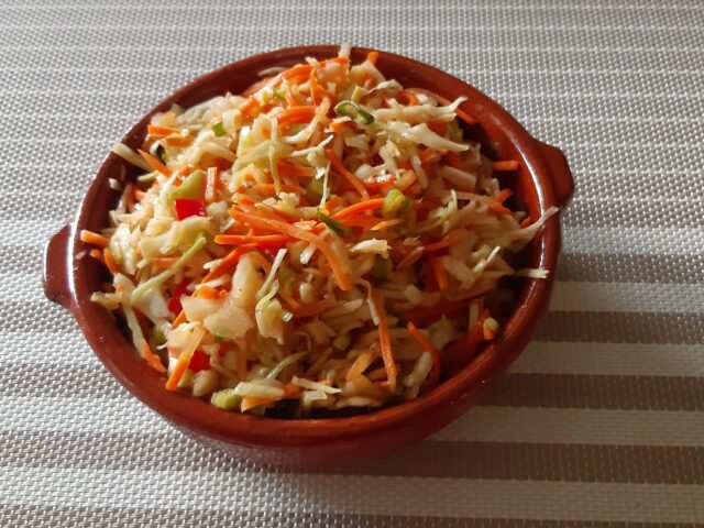Wortel-witte koolsalade met een Aziatische dressing